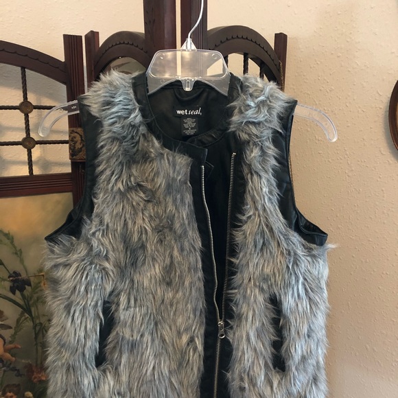 Adorable Gray and Black Vest - Picture 2 of 4